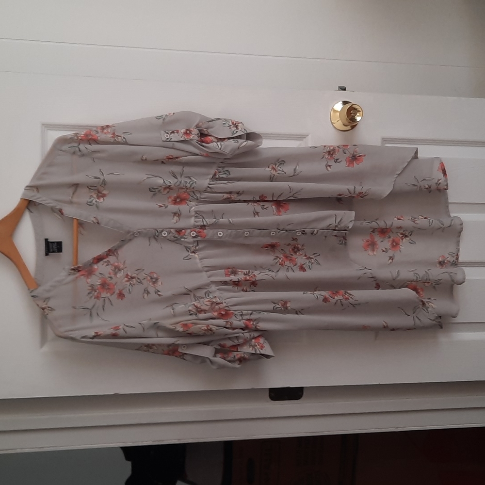 Torrid high low blouse, gray floral size 1 (14-16)